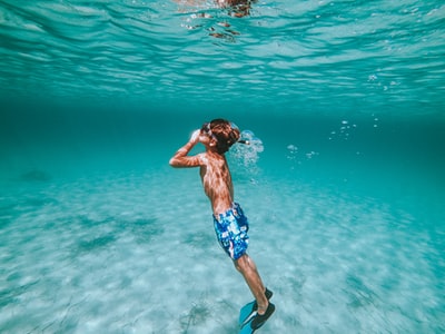 Dressed in blue and white flower shorts floating on the surface of the woman
